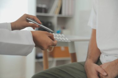 Erkek hastalıkları. Adam ellerini kasıklarına bastırıyor ve acı çekiyor. Panorama, kesilmiş, stüdyo çekimi.