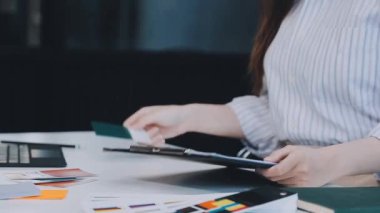 ofiste çalışan kadın grafik tasarımcı