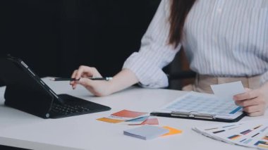 ofiste çalışan kadın grafik tasarımcı