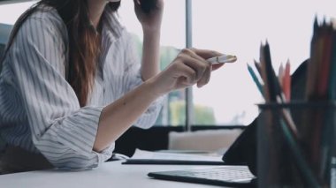 Ofiste Cep Telefonu Kullanan İş Kadını