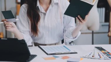 Modern ofiste dizüstü bilgisayarı olan genç bir kadın