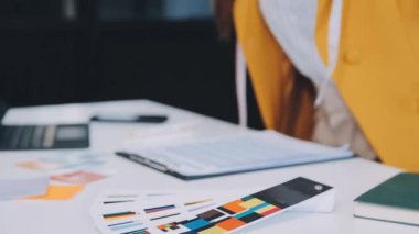 ofiste çalışan kadın grafik tasarımcı