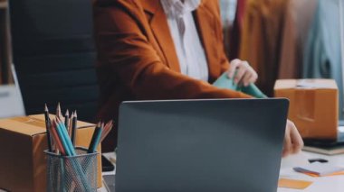 Ofiste dijital tablet üzerinde çalışan kadın tasarımcıya yakın çekim