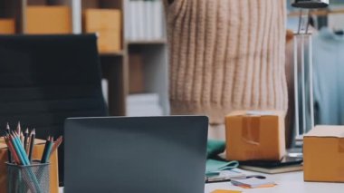 adam ofis dizüstü bilgisayar ile