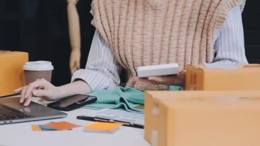 İşyeri sahibi evinde online alışveriş için bir tablet kullanıyor.