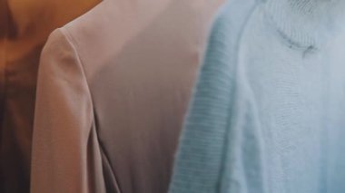 Eşarplı bir kadının yakın plan görüntüsü.