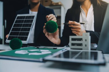 Karbon dengeli fiyat raporu CO2 emisyonu. ESG etik KOBİ ofisindeki gelecekteki büyüme ağı sıfır atığı küresel ısınma sosyal meseleleri projesini koruyor. Bir grup Asyalı SDG 'nin planı