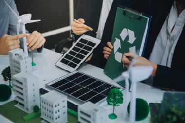 Karbon dengeli fiyat raporu CO2 emisyonu. ESG etik KOBİ ofisindeki gelecekteki büyüme ağı sıfır atığı küresel ısınma sosyal meseleleri projesini koruyor. Bir grup Asyalı SDG 'nin planı