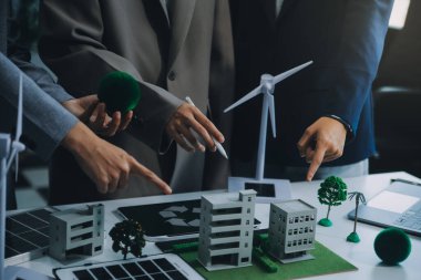 Karbon dengeli fiyat raporu CO2 emisyonu. ESG etik KOBİ ofisindeki gelecekteki büyüme ağı sıfır atığı küresel ısınma sosyal meseleleri projesini koruyor. Bir grup Asyalı SDG 'nin planı