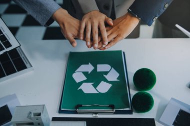 Karbon dengeli fiyat raporu CO2 emisyonu. ESG etik KOBİ ofisindeki gelecekteki büyüme ağı sıfır atığı küresel ısınma sosyal meseleleri projesini koruyor. Bir grup Asyalı SDG 'nin planı