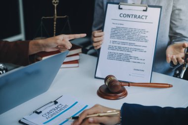 İş adamı ve avukat sözleşme belgelerini tartışıyorlar. Kanun Antlaşması. Kontrat imzalayın..