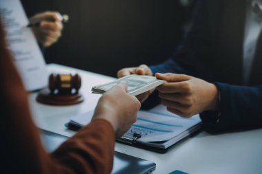 İş adamı ve avukat sözleşme belgelerini tartışıyorlar. Kanun Antlaşması. Kontrat imzalayın..