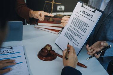 İş adamı ve avukat sözleşme belgelerini tartışıyorlar. Kanun Antlaşması. Kontrat imzalayın..