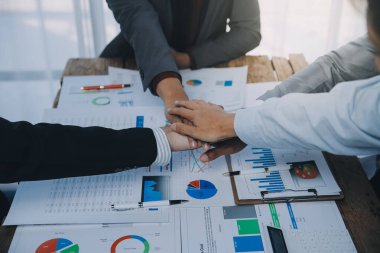 İş adamları kabul veya proje önerisi ve ofiste tokalaşırken birleştirmek üzerinde onaylamak.