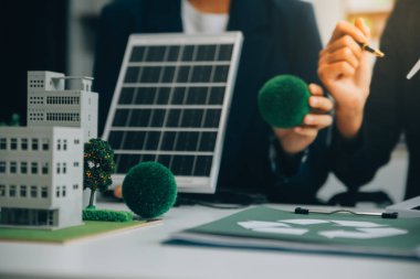 Karbon dengeli fiyat raporu CO2 emisyonu. ESG etik KOBİ ofisindeki gelecekteki büyüme ağı sıfır atığı küresel ısınma sosyal meseleleri projesini koruyor. Bir grup Asyalı SDG 'nin planı