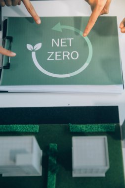 Karbon dengeli fiyat raporu CO2 emisyonu. ESG etik KOBİ ofisindeki gelecekteki büyüme ağı sıfır atığı küresel ısınma sosyal meseleleri projesini koruyor. Bir grup Asyalı SDG 'nin planı