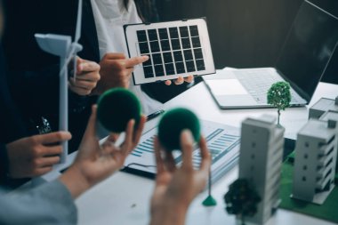 Karbon dengeli fiyat raporu CO2 emisyonu. ESG etik KOBİ ofisindeki gelecekteki büyüme ağı sıfır atığı küresel ısınma sosyal meseleleri projesini koruyor. Bir grup Asyalı SDG 'nin planı