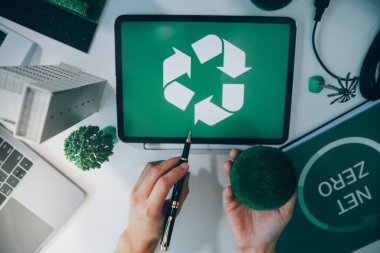 Karbon dengeli fiyat raporu CO2 emisyonu. ESG etik KOBİ ofisindeki gelecekteki büyüme ağı sıfır atığı küresel ısınma sosyal meseleleri projesini koruyor. Bir grup Asyalı SDG 'nin planı