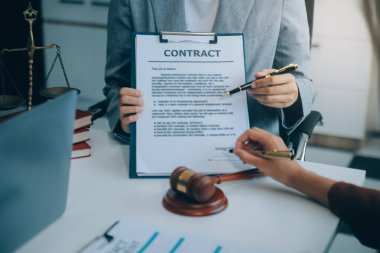 İş adamı ve avukat sözleşme belgelerini tartışıyorlar. Kanun Antlaşması. Kontrat imzalayın..