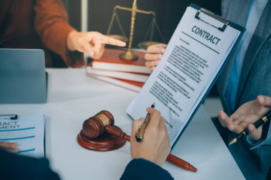 İş adamı ve avukat sözleşme belgelerini tartışıyorlar. Kanun Antlaşması. Kontrat imzalayın..