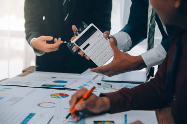 İş ekibi ile yeni başlangıç planı ve tartışma için proje bilgilerini dizüstü bilgisayar ve dijital tablet ile mali strateji bir modern iş salonda çalışıyor.