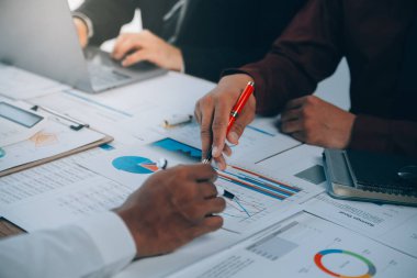 İş ekibi işbirliği mali veriler ve pazarlama büyüme raporlarıyla analiz etmeyi takım halinde, şirket kârından yararlanmak için strateji planlama, sunum ve beyin fırtınası grafiği üzerinde tartışır..