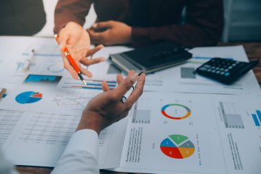 İş ekibi işbirliği mali veriler ve pazarlama büyüme raporlarıyla analiz etmeyi takım halinde, şirket kârından yararlanmak için strateji planlama, sunum ve beyin fırtınası grafiği üzerinde tartışır..