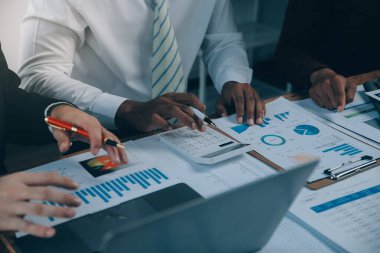 İş ekibi işbirliği mali veriler ve pazarlama büyüme raporlarıyla analiz etmeyi takım halinde, şirket kârından yararlanmak için strateji planlama, sunum ve beyin fırtınası grafiği üzerinde tartışır..