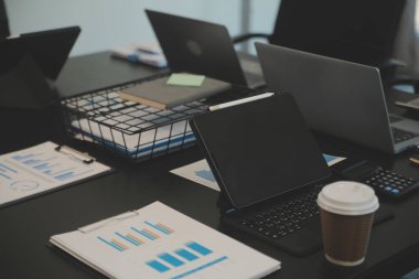 Açık bir finans bürosundaki masada dizüstü bilgisayar..