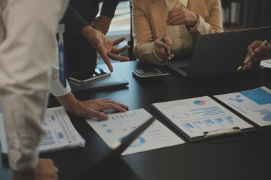 İş ekibi işbirliği mali veriler ve pazarlama büyüme raporlarıyla analiz etmeyi takım halinde, şirket kârından yararlanmak için strateji planlama, sunum ve beyin fırtınası grafiği üzerinde tartışır..