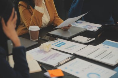 Genç Asyalı girişimcilerden oluşan bir ekip, pazarlama ve satış yönetimi projesiyle ilgili takım toplantısında ciddi ve anlaşmazlıklar yaşıyor. Gökdelen görünümlü işletme girişimi ve eğitim konsepti