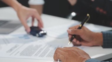 Genç işadamı ofis masasında dizüstü bilgisayarla çalışıyor.