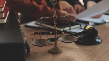 Avukatlar veya avukatlar modern ofis, hukuk ve Finnace konseptinde yeni bir sözleşmeyi tartışıyorlar 