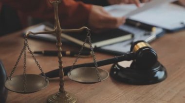 Avukatlar veya avukatlar modern ofis, hukuk ve Finnace konseptinde yeni bir sözleşmeyi tartışıyorlar 