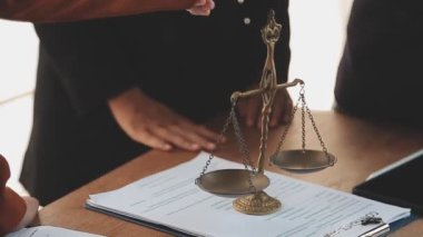 İş adamları, ortak avukatları veya avukatlarıyla anlaşma yapmak için el sıkışıyor.