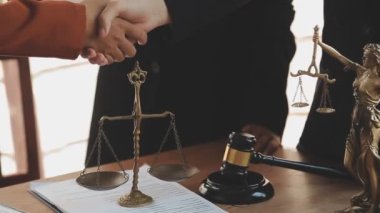 İş adamları, ortak avukatları veya avukatlarıyla anlaşma yapmak için el sıkışıyor.