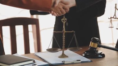 İş adamları, ortak avukatları veya avukatlarıyla anlaşma yapmak için el sıkışıyor.