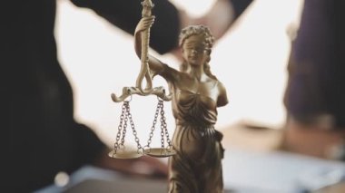 İş adamları, ortak avukatları veya avukatlarıyla anlaşma yapmak için el sıkışıyor.