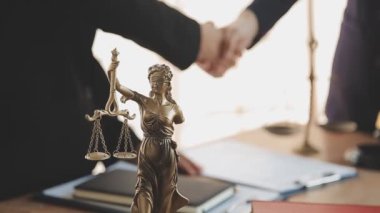 İş adamları, ortak avukatları veya avukatlarıyla anlaşma yapmak için el sıkışıyor.