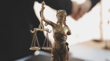 İş adamları, ortak avukatları veya avukatlarıyla anlaşma yapmak için el sıkışıyor.