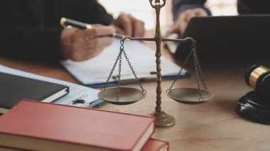 Modern ofiste yeni sözleşme anlaşmasını tartışan bir grup avukat.