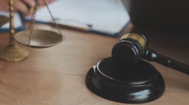 Modern ofiste yeni sözleşme anlaşmasını tartışan bir grup avukat.