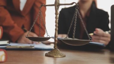 Modern ofiste yeni sözleşme anlaşmasını tartışan bir grup avukat.