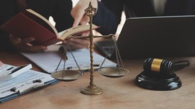 Modern ofiste yeni sözleşme anlaşmasını tartışan bir grup avukat.