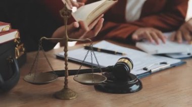 Modern ofiste yeni sözleşme anlaşmasını tartışan bir grup avukat.