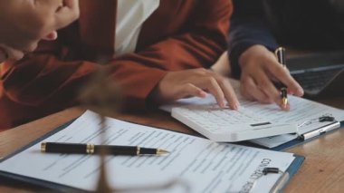 Modern ofiste yeni sözleşme anlaşmasını tartışan bir grup avukat.