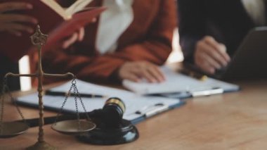 Modern ofiste yeni sözleşme anlaşmasını tartışan bir grup avukat.