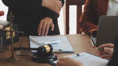 Modern ofiste yeni sözleşme anlaşmasını tartışan bir grup avukat.