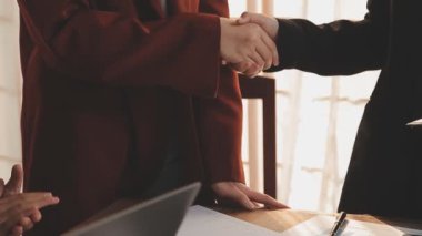 İş adamları bir ortakla tokalaşıyor. iş kavramı.