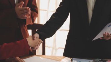 İş adamı, ortağı ve iş ortağıyla görüştükten sonra el sıkışıyor